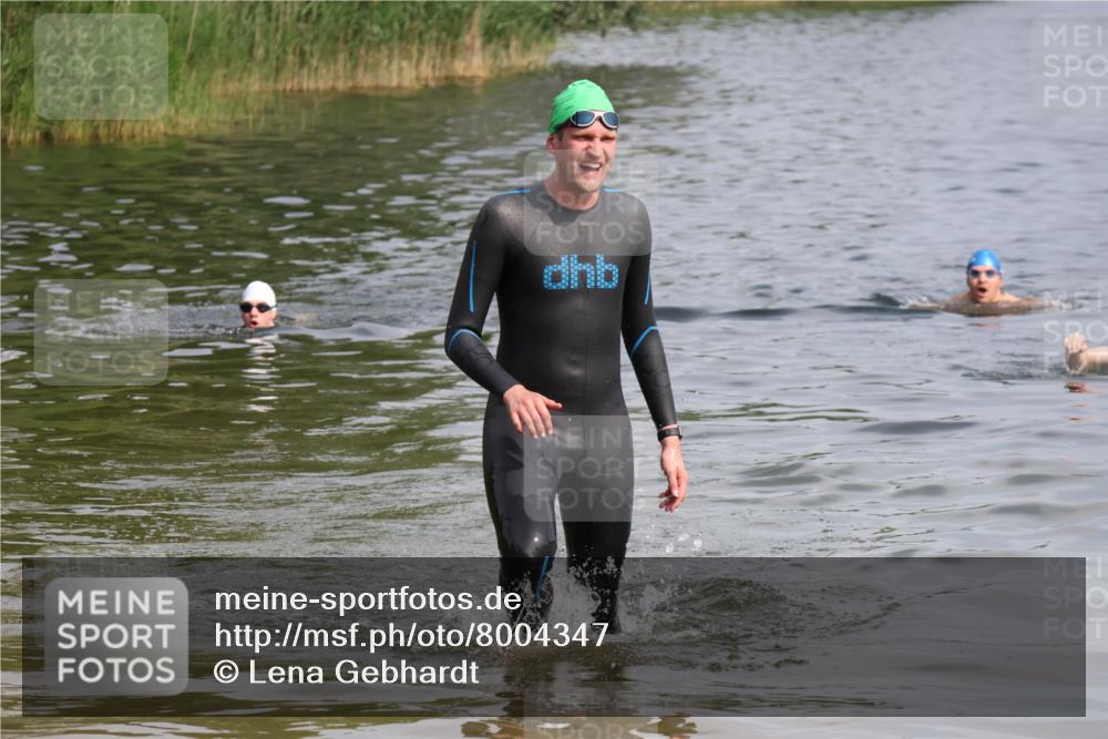 15.06.2025 - 27. Vierlanden-Triathlon Lena Gebhardt http://msf.ph/oto/8004347 15.06.2025 09:59:38 Schwimmen 266 meine-sportfotos.de