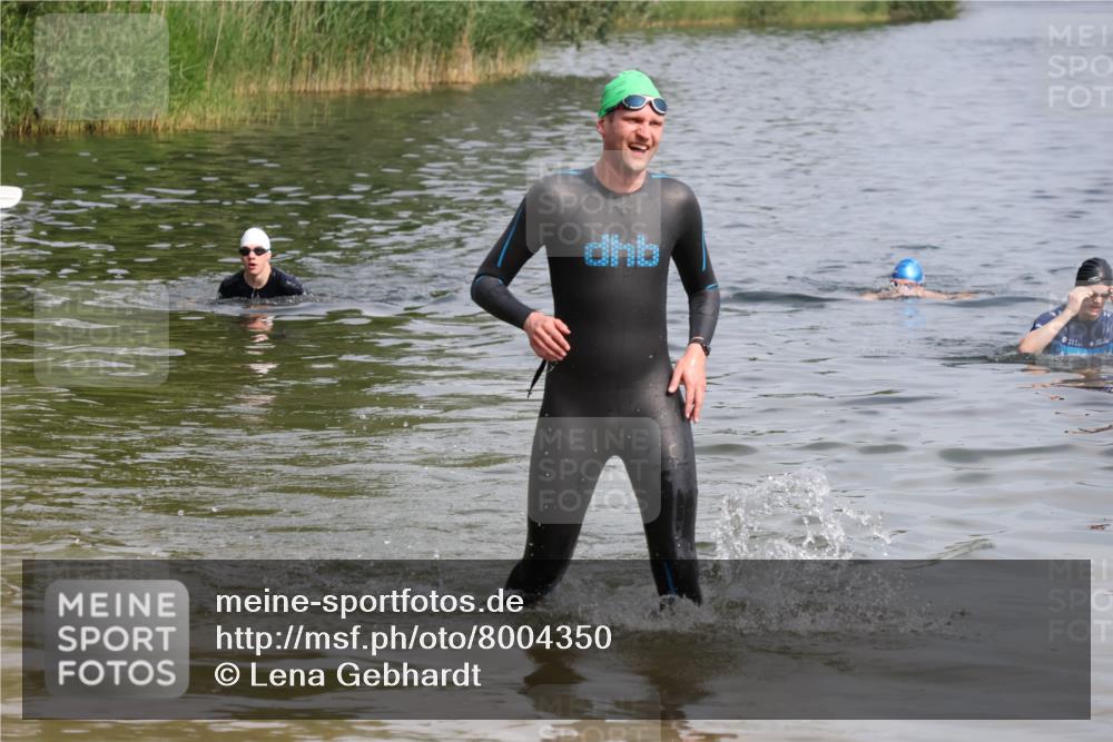 15.06.2025 - 27. Vierlanden-Triathlon Lena Gebhardt http://msf.ph/oto/8004350 15.06.2025 09:59:39 Schwimmen 266 meine-sportfotos.de