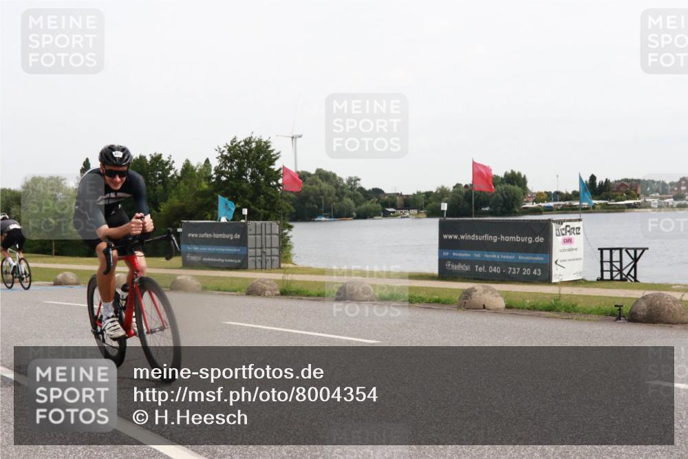 15.06.2025 - 27. Vierlanden-Triathlon H.Heesch http://msf.ph/oto/8004354 15.06.2025 10:33:46 Radfahren 75, 77, 322 meine-sportfotos.de