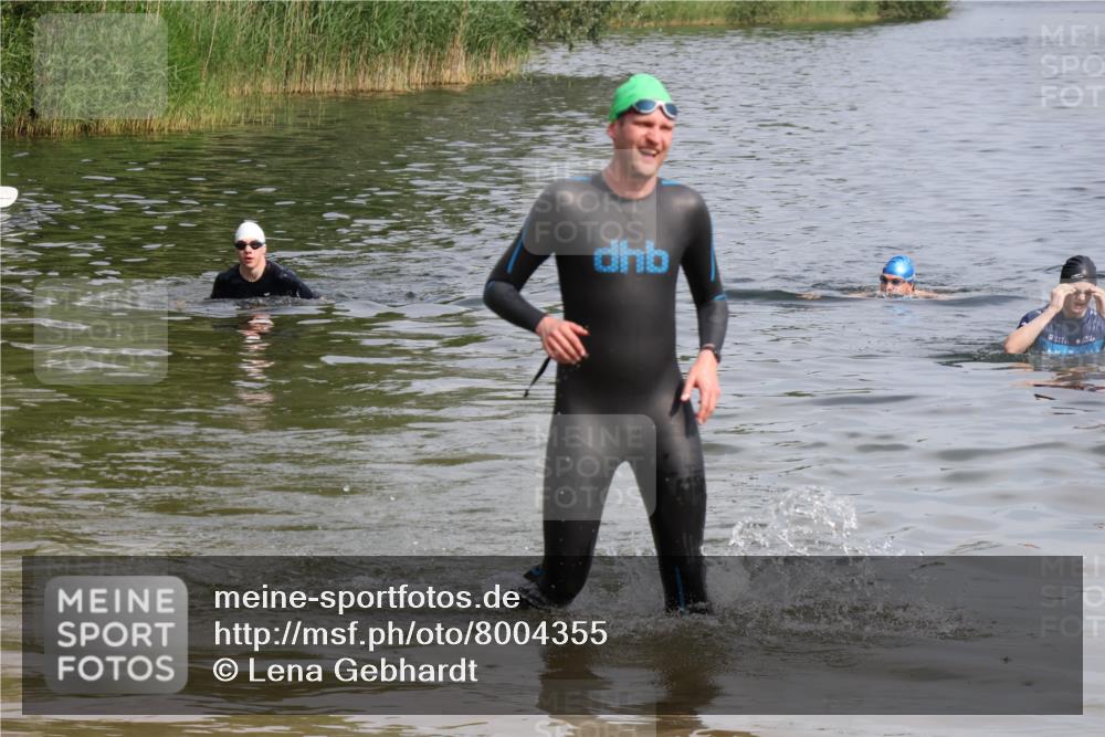 15.06.2025 - 27. Vierlanden-Triathlon Lena Gebhardt http://msf.ph/oto/8004355 15.06.2025 09:59:39 Schwimmen 266 meine-sportfotos.de