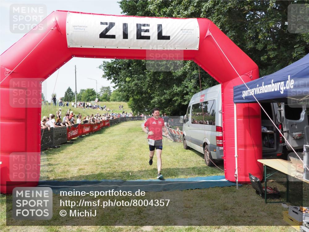 21.06.2025 - 27. Vierlanden-Triathlon MichiJ http://msf.ph/oto/8004357 15.06.2026 11:28:24 Ziel 296 meine-sportfotos.de