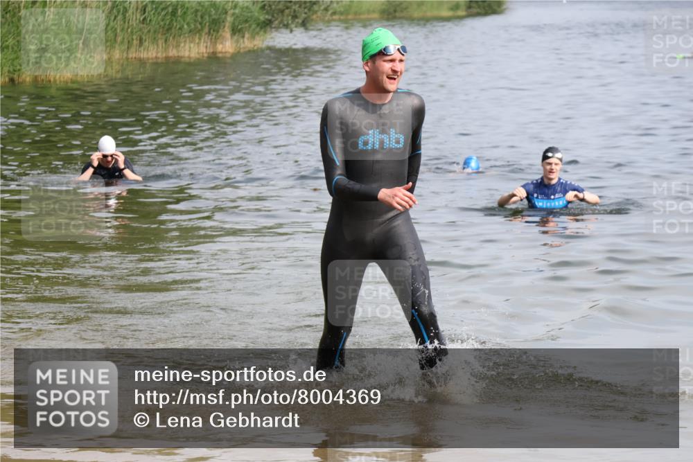 15.06.2025 - 27. Vierlanden-Triathlon Lena Gebhardt http://msf.ph/oto/8004369 15.06.2025 09:59:40 Schwimmen 266 meine-sportfotos.de
