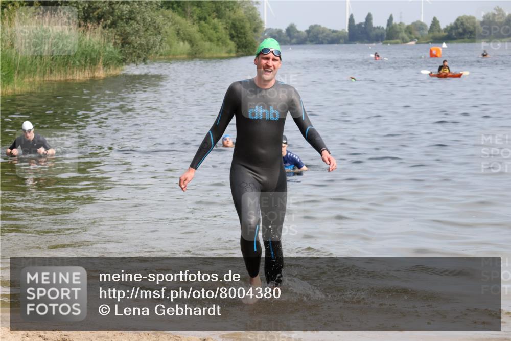 15.06.2025 - 27. Vierlanden-Triathlon Lena Gebhardt http://msf.ph/oto/8004380 15.06.2025 09:59:42 Schwimmen 266 meine-sportfotos.de