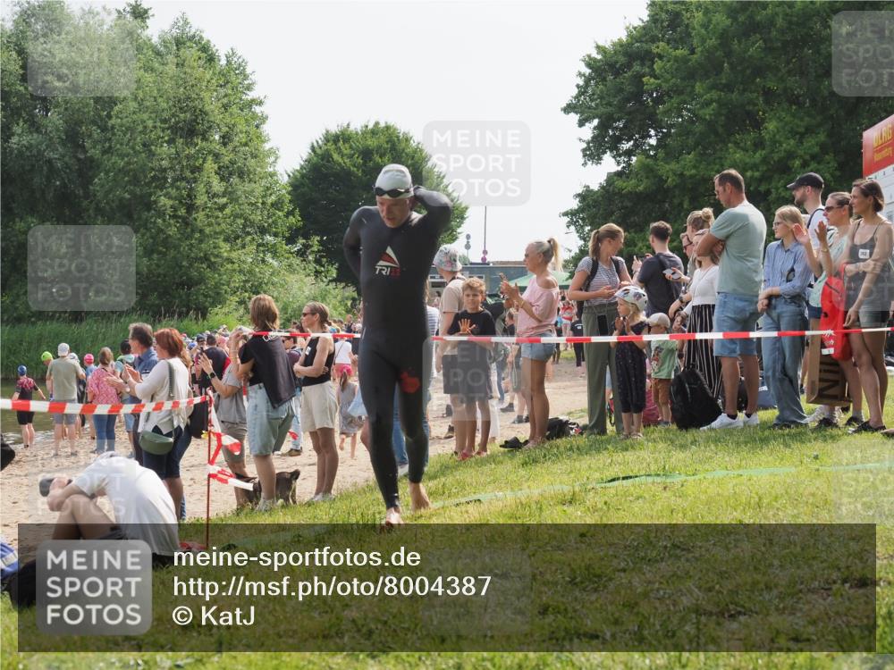15.06.2025 - 27. Vierlanden-Triathlon KatJ http://msf.ph/oto/8004387 15.06.2025 10:03:47 Schwimmen 377, 425, 432, 436, 439 meine-sportfotos.de