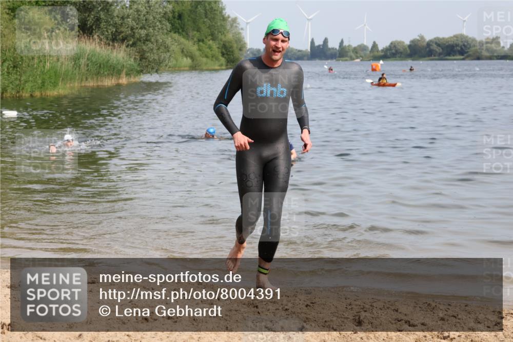 15.06.2025 - 27. Vierlanden-Triathlon Lena Gebhardt http://msf.ph/oto/8004391 15.06.2025 09:59:43 Schwimmen 266 meine-sportfotos.de