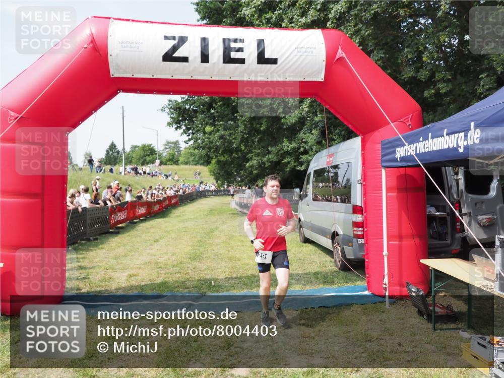 21.06.2025 - 27. Vierlanden-Triathlon MichiJ http://msf.ph/oto/8004403 15.06.2026 11:28:25 Ziel 296 meine-sportfotos.de