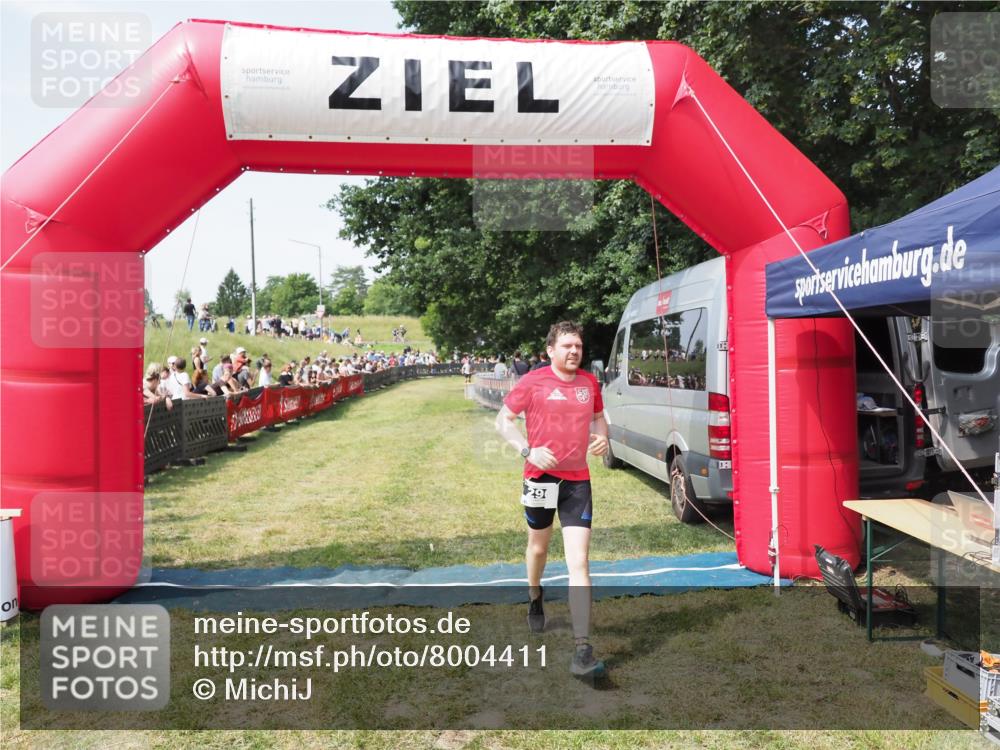 21.06.2025 - 27. Vierlanden-Triathlon MichiJ http://msf.ph/oto/8004411 15.06.2026 11:28:25 Ziel 296 meine-sportfotos.de