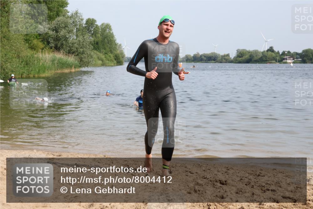 15.06.2025 - 27. Vierlanden-Triathlon Lena Gebhardt http://msf.ph/oto/8004412 15.06.2025 09:59:45 Schwimmen 266, 351, 358 meine-sportfotos.de