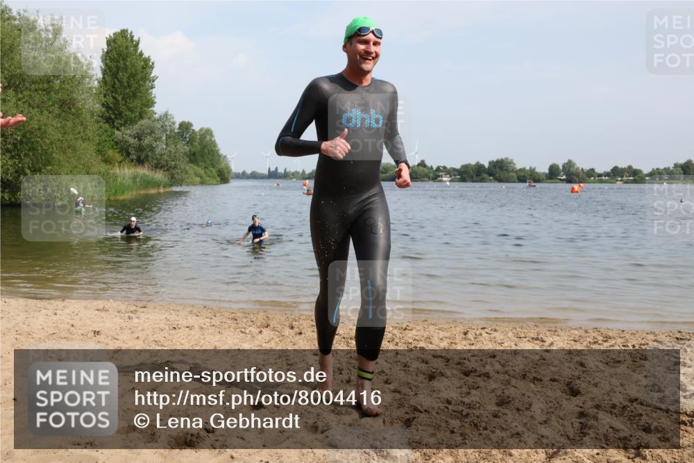 15.06.2025 - 27. Vierlanden-Triathlon Lena Gebhardt http://msf.ph/oto/8004416 15.06.2025 09:59:46 Schwimmen 266, 351, 358 meine-sportfotos.de