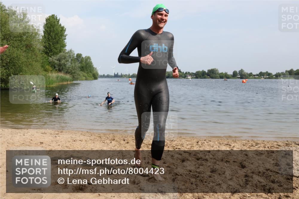 15.06.2025 - 27. Vierlanden-Triathlon Lena Gebhardt http://msf.ph/oto/8004423 15.06.2025 09:59:46 Schwimmen 266, 351, 358 meine-sportfotos.de