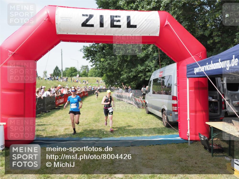 21.06.2025 - 27. Vierlanden-Triathlon MichiJ http://msf.ph/oto/8004426 15.06.2026 11:29:00 Ziel 525, 623 meine-sportfotos.de