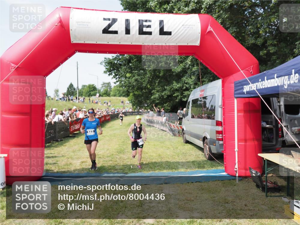 21.06.2025 - 27. Vierlanden-Triathlon MichiJ http://msf.ph/oto/8004436 15.06.2026 11:29:00 Ziel 525, 623 meine-sportfotos.de