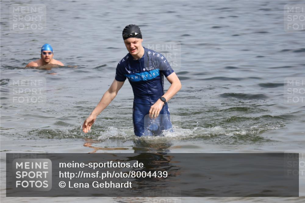 15.06.2025 - 27. Vierlanden-Triathlon Lena Gebhardt http://msf.ph/oto/8004439 15.06.2025 09:59:49 Schwimmen 266, 351, 358 meine-sportfotos.de