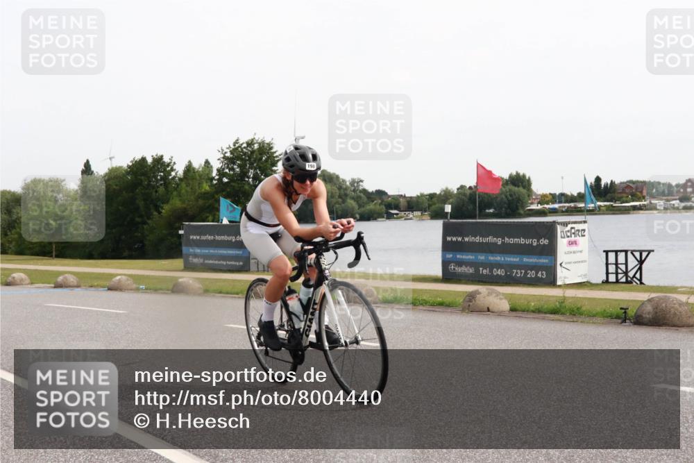 15.06.2025 - 27. Vierlanden-Triathlon H.Heesch http://msf.ph/oto/8004440 15.06.2025 10:34:44 Radfahren 104, 198, 205 meine-sportfotos.de