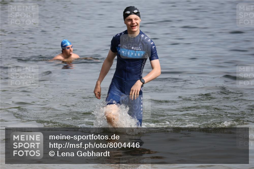 15.06.2025 - 27. Vierlanden-Triathlon Lena Gebhardt http://msf.ph/oto/8004446 15.06.2025 09:59:50 Schwimmen 266, 351, 358 meine-sportfotos.de