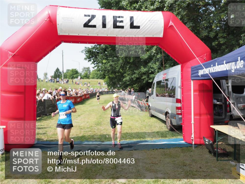21.06.2025 - 27. Vierlanden-Triathlon MichiJ http://msf.ph/oto/8004463 15.06.2026 11:29:01 Ziel 525, 623 meine-sportfotos.de