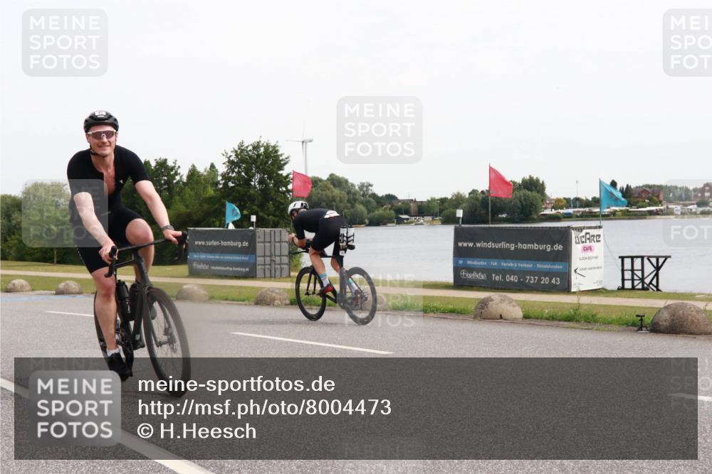 15.06.2025 - 27. Vierlanden-Triathlon H.Heesch http://msf.ph/oto/8004473 15.06.2025 10:35:07 Radfahren 45, 128, 137, 316 meine-sportfotos.de