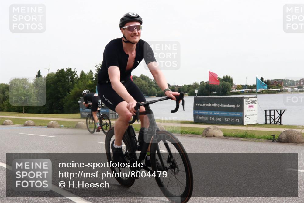 15.06.2025 - 27. Vierlanden-Triathlon H.Heesch http://msf.ph/oto/8004479 15.06.2025 10:35:07 Radfahren 45, 128, 137, 316 meine-sportfotos.de