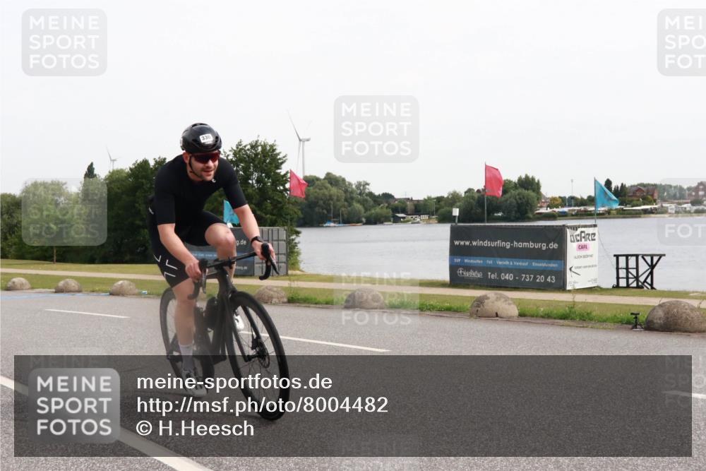15.06.2025 - 27. Vierlanden-Triathlon H.Heesch http://msf.ph/oto/8004482 15.06.2025 10:35:13 Radfahren 45, 122, 128, 330 meine-sportfotos.de