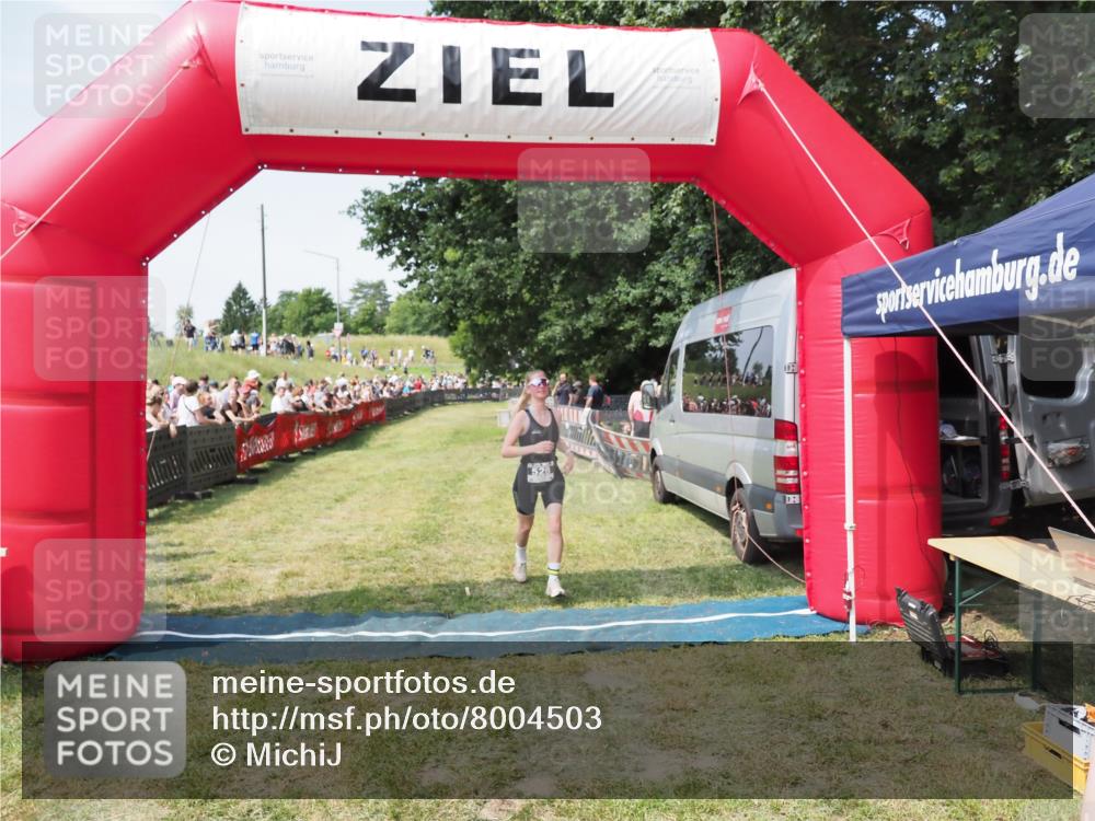21.06.2025 - 27. Vierlanden-Triathlon MichiJ http://msf.ph/oto/8004503 15.06.2026 11:29:06 Ziel 525, 528, 623 meine-sportfotos.de