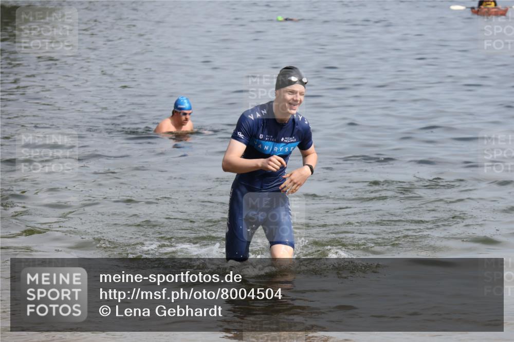 15.06.2025 - 27. Vierlanden-Triathlon Lena Gebhardt http://msf.ph/oto/8004504 15.06.2025 09:59:51 Schwimmen 266, 351, 358 meine-sportfotos.de