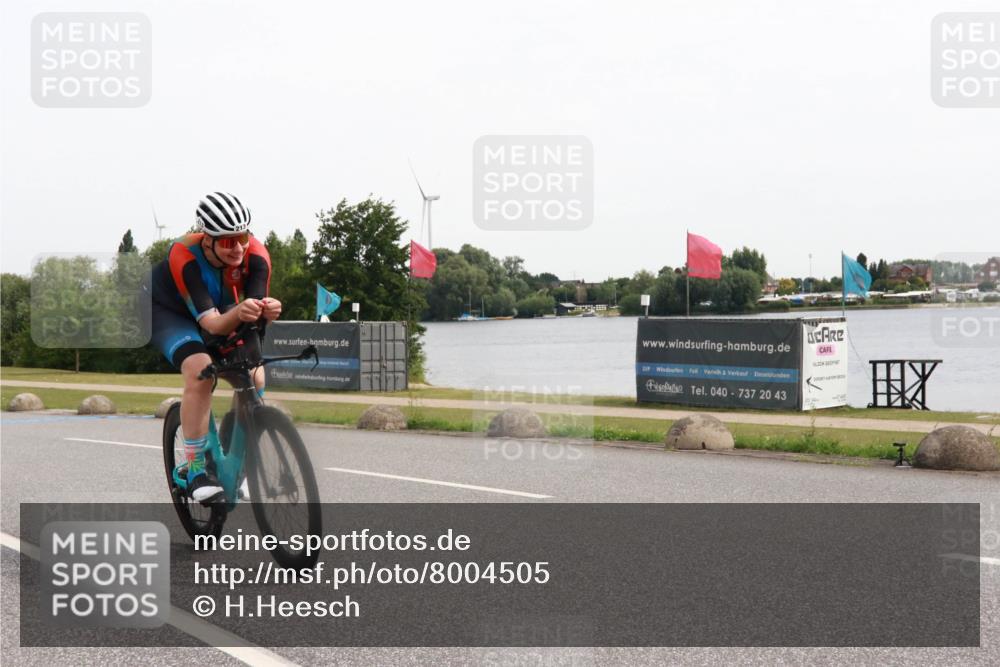 15.06.2025 - 27. Vierlanden-Triathlon H.Heesch http://msf.ph/oto/8004505 15.06.2025 10:35:27 Radfahren 121, 213, 268 meine-sportfotos.de