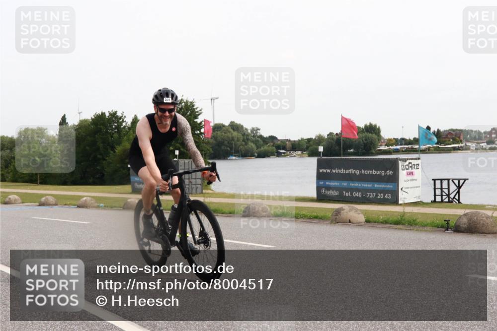 15.06.2025 - 27. Vierlanden-Triathlon H.Heesch http://msf.ph/oto/8004517 15.06.2025 10:35:34 Radfahren 99, 272, 301 meine-sportfotos.de