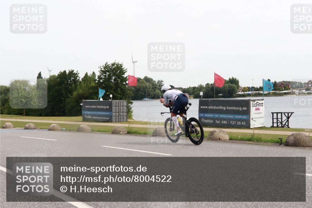 15.06.2025 - 27. Vierlanden-Triathlon H.Heesch http://msf.ph/oto/8004522 15.06.2025 10:35:39 Radfahren 106, 239, 301 meine-sportfotos.de