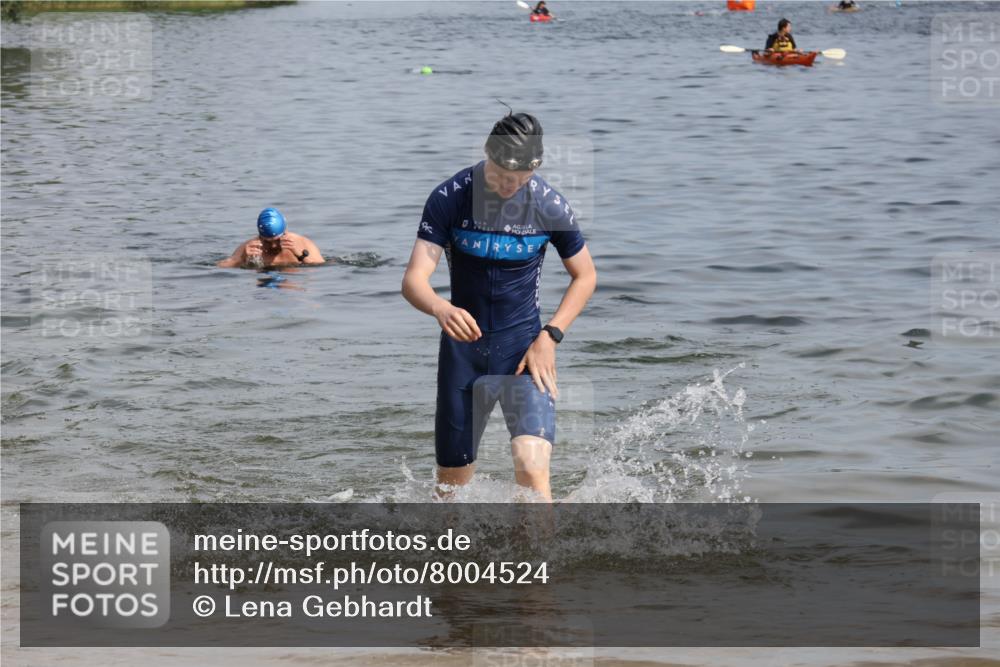 15.06.2025 - 27. Vierlanden-Triathlon Lena Gebhardt http://msf.ph/oto/8004524 15.06.2025 09:59:52 Schwimmen 266, 351, 358 meine-sportfotos.de