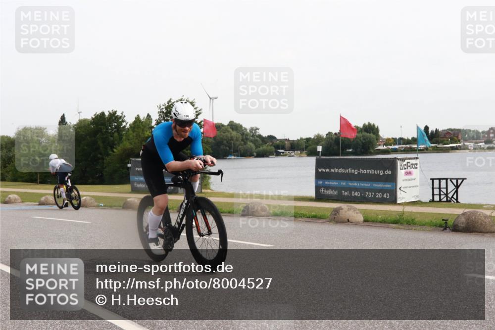 15.06.2025 - 27. Vierlanden-Triathlon H.Heesch http://msf.ph/oto/8004527 15.06.2025 10:35:39 Radfahren 106, 239, 301 meine-sportfotos.de