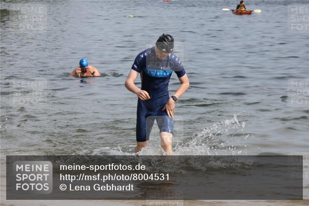 15.06.2025 - 27. Vierlanden-Triathlon Lena Gebhardt http://msf.ph/oto/8004531 15.06.2025 09:59:52 Schwimmen 266, 351, 358 meine-sportfotos.de