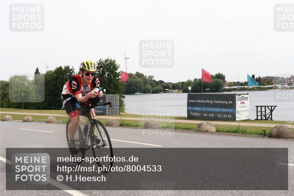 15.06.2025 - 27. Vierlanden-Triathlon H.Heesch http://msf.ph/oto/8004533 15.06.2025 10:35:43 Radfahren 106, 127, 134, 239 meine-sportfotos.de