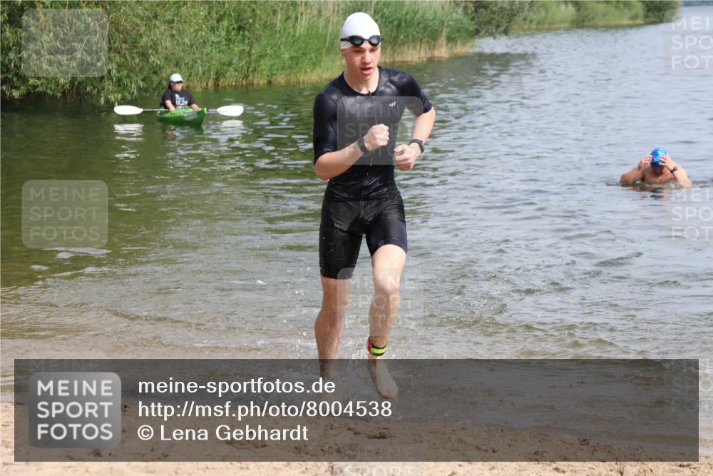 15.06.2025 - 27. Vierlanden-Triathlon Lena Gebhardt http://msf.ph/oto/8004538 15.06.2025 09:59:53 Schwimmen 266, 351, 358 meine-sportfotos.de