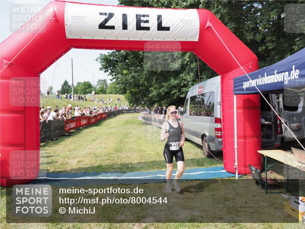 21.06.2025 - 27. Vierlanden-Triathlon MichiJ http://msf.ph/oto/8004544 15.06.2026 11:29:06 Ziel 525, 528, 623 meine-sportfotos.de
