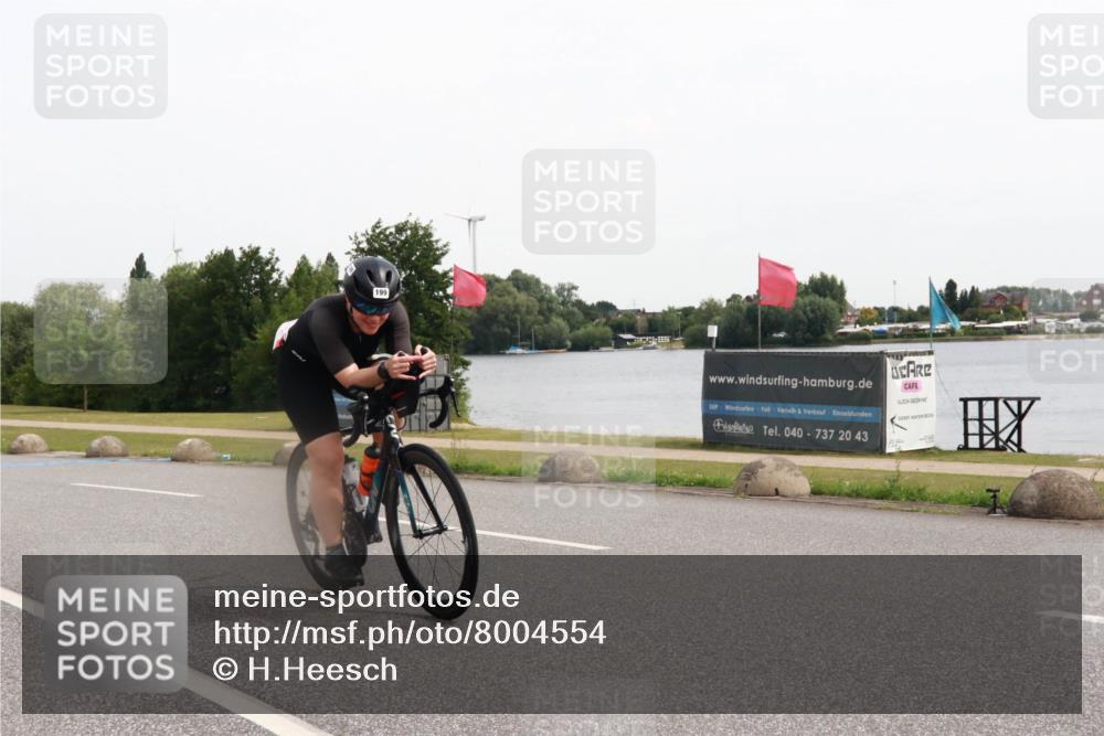 15.06.2025 - 27. Vierlanden-Triathlon H.Heesch http://msf.ph/oto/8004554 15.06.2025 10:35:48 Radfahren 21, 127, 134, 199 meine-sportfotos.de