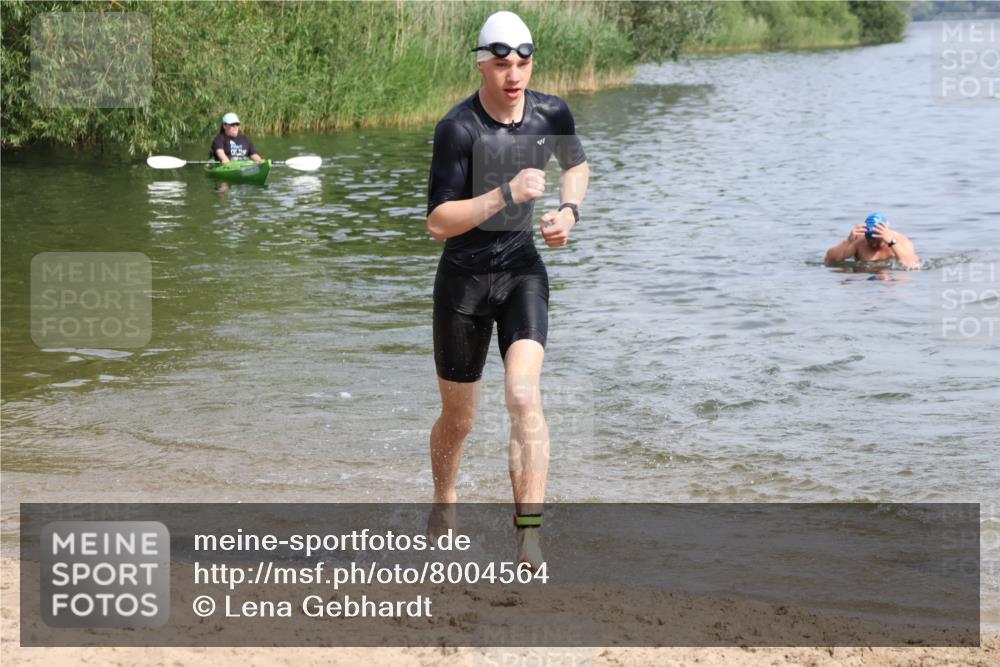 15.06.2025 - 27. Vierlanden-Triathlon Lena Gebhardt http://msf.ph/oto/8004564 15.06.2025 09:59:53 Schwimmen 266, 351, 358 meine-sportfotos.de