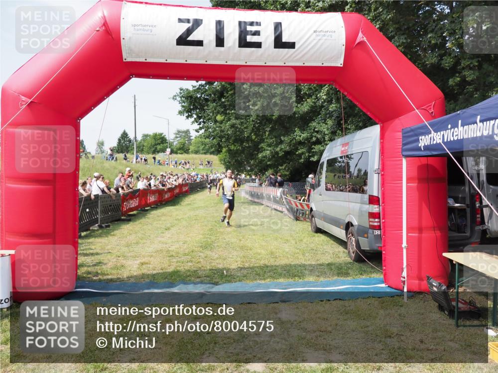 21.06.2025 - 27. Vierlanden-Triathlon MichiJ http://msf.ph/oto/8004575 15.06.2026 11:29:27 Ziel 263 meine-sportfotos.de