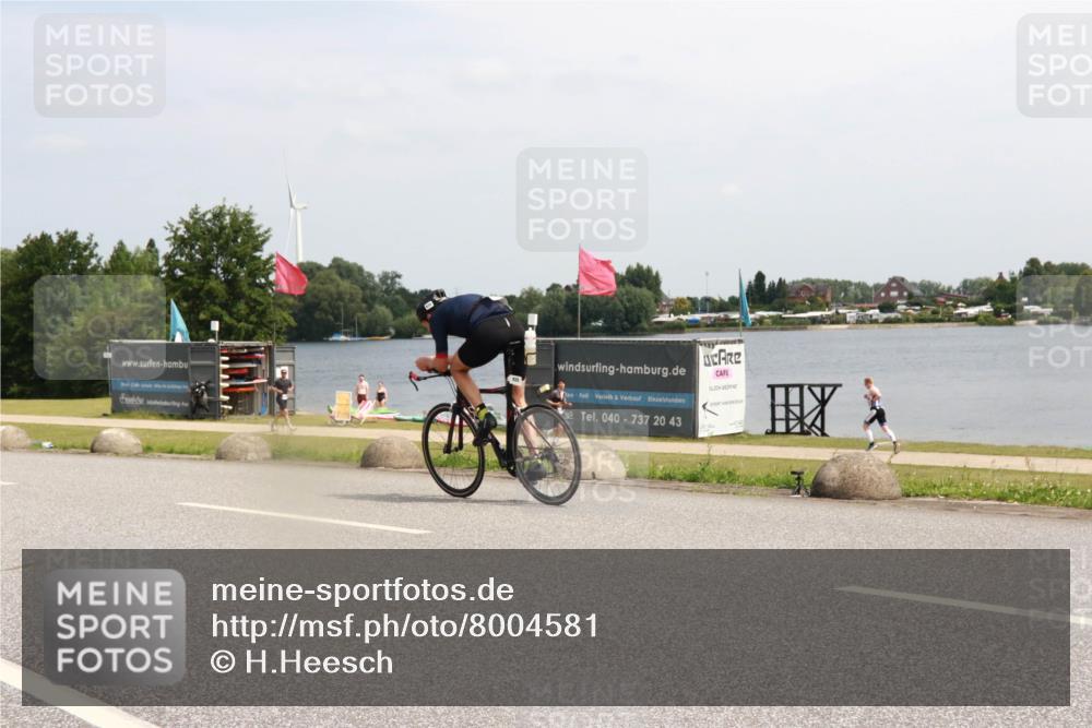 21.06.2025 - 27. Vierlanden-Triathlon H.Heesch http://msf.ph/oto/8004581 15.06.2025 11:55:19 Radfahren 203, 780, 799, 835, 970 meine-sportfotos.de
