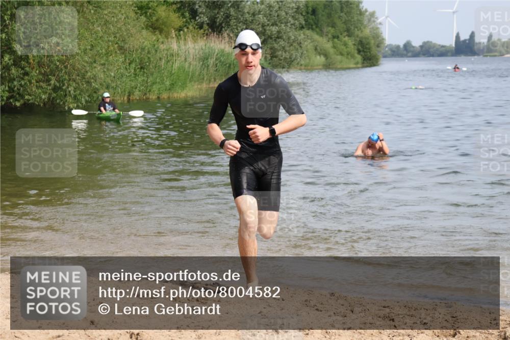 15.06.2025 - 27. Vierlanden-Triathlon Lena Gebhardt http://msf.ph/oto/8004582 15.06.2025 09:59:54 Schwimmen 266, 351, 358 meine-sportfotos.de