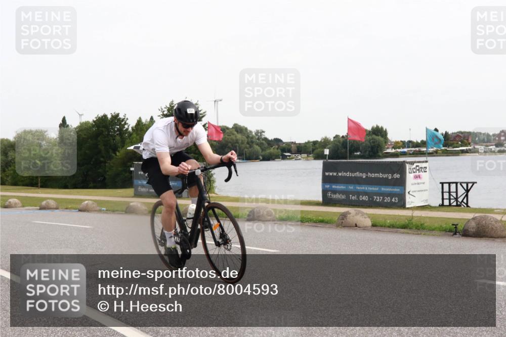 15.06.2025 - 27. Vierlanden-Triathlon H.Heesch http://msf.ph/oto/8004593 15.06.2025 10:36:16 Radfahren 331, 348 meine-sportfotos.de
