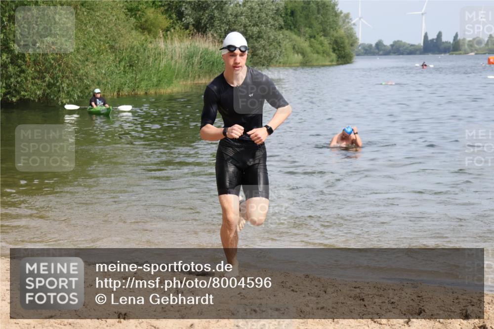 15.06.2025 - 27. Vierlanden-Triathlon Lena Gebhardt http://msf.ph/oto/8004596 15.06.2025 09:59:54 Schwimmen 266, 351, 358 meine-sportfotos.de