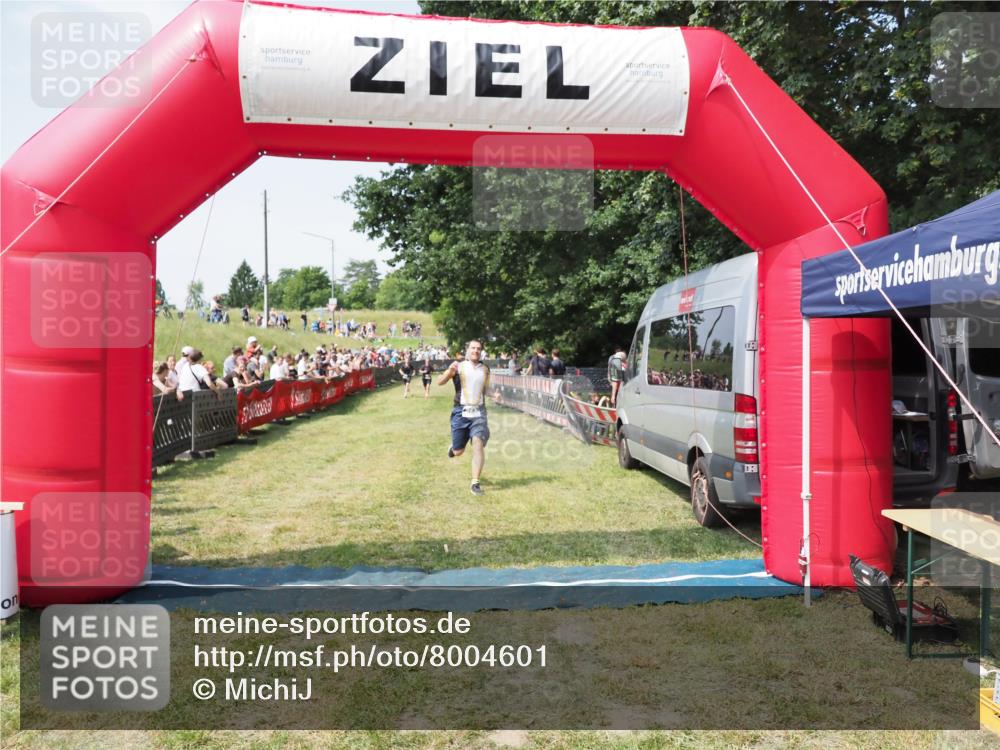 21.06.2025 - 27. Vierlanden-Triathlon MichiJ http://msf.ph/oto/8004601 15.06.2026 11:29:28 Ziel 263 meine-sportfotos.de