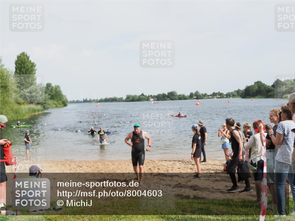 21.06.2025 - 27. Vierlanden-Triathlon MichiJ http://msf.ph/oto/8004603 15.06.2026 10:06:19 Schwimmen 370, 381, 418, 447, 455 meine-sportfotos.de