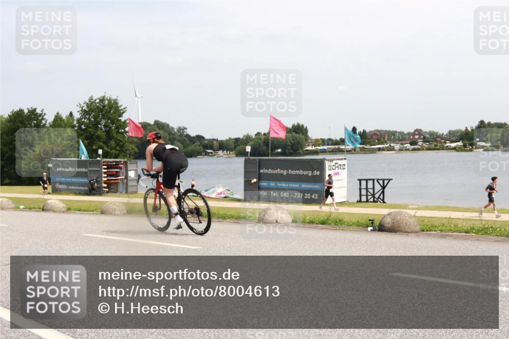 21.06.2025 - 27. Vierlanden-Triathlon H.Heesch http://msf.ph/oto/8004613 15.06.2025 11:55:24 Radfahren 835, 962, 982 meine-sportfotos.de
