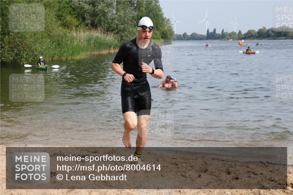 15.06.2025 - 27. Vierlanden-Triathlon Lena Gebhardt http://msf.ph/oto/8004614 15.06.2025 09:59:54 Schwimmen 266, 351, 358 meine-sportfotos.de