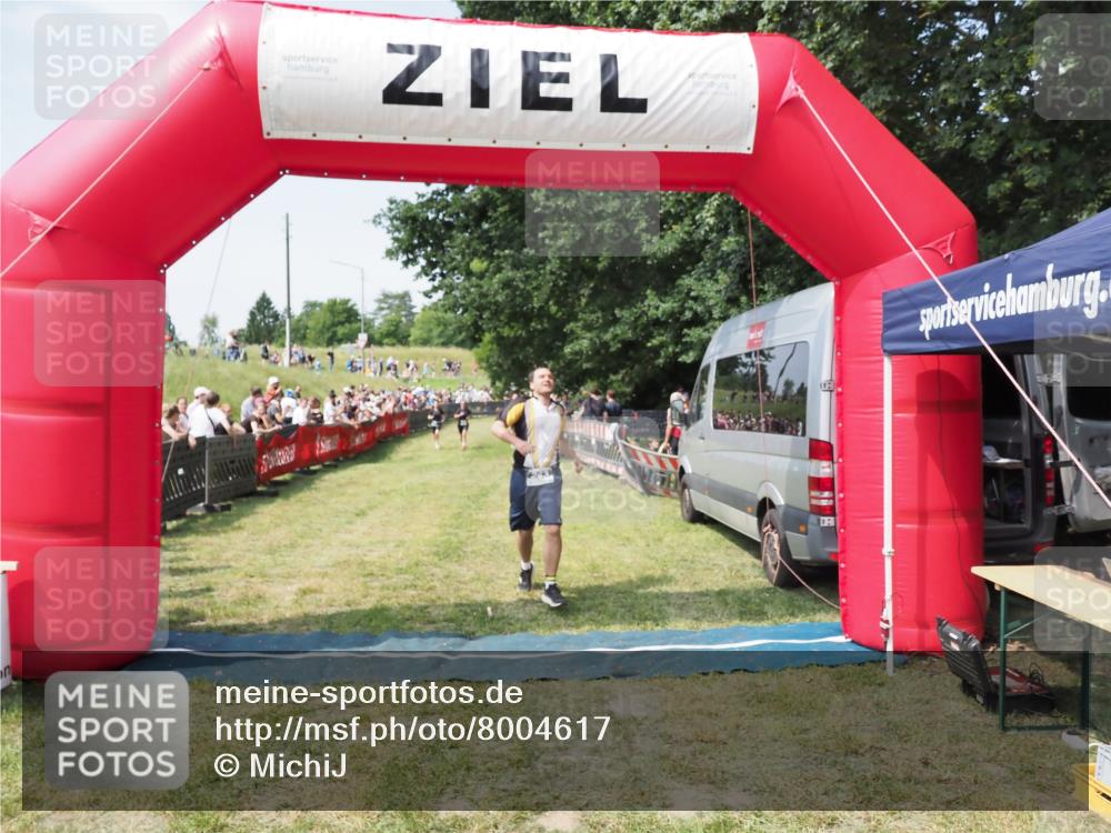 21.06.2025 - 27. Vierlanden-Triathlon MichiJ http://msf.ph/oto/8004617 15.06.2026 11:29:28 Ziel 263 meine-sportfotos.de