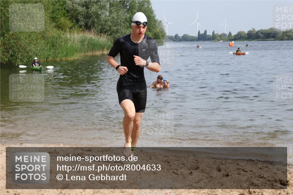 15.06.2025 - 27. Vierlanden-Triathlon Lena Gebhardt http://msf.ph/oto/8004633 15.06.2025 09:59:54 Schwimmen 266, 351, 358 meine-sportfotos.de