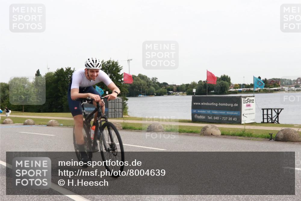 15.06.2025 - 27. Vierlanden-Triathlon H.Heesch http://msf.ph/oto/8004639 15.06.2025 10:37:07 Radfahren 11, 306, 397 meine-sportfotos.de