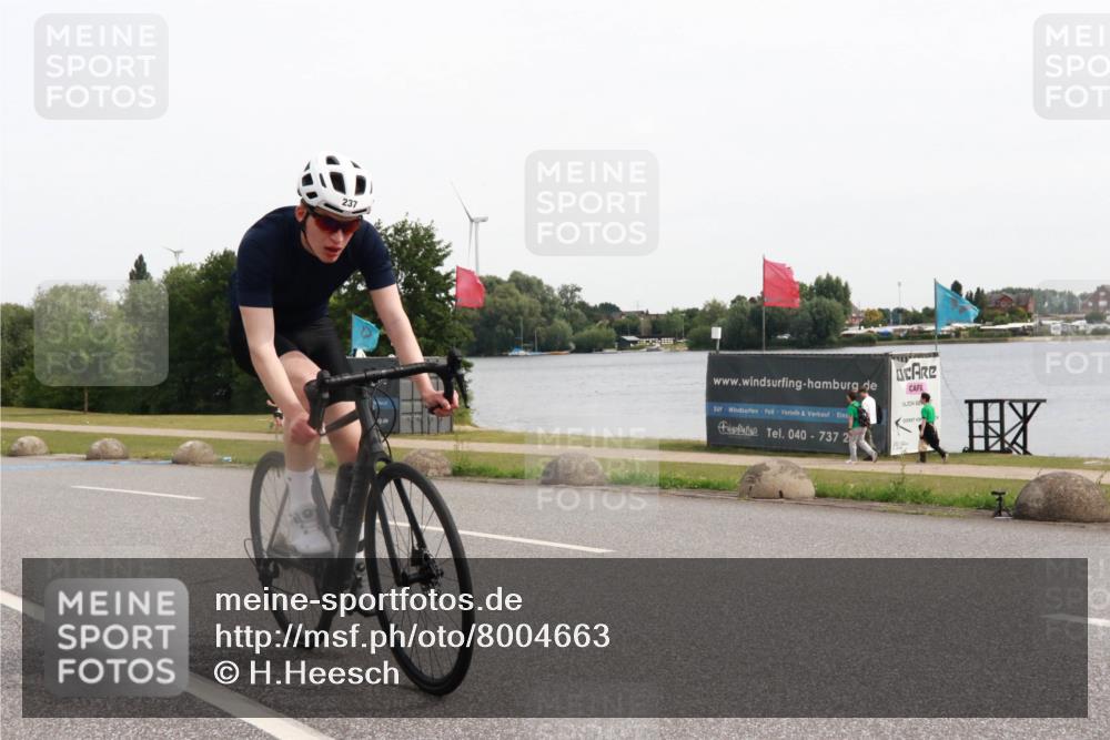 15.06.2025 - 27. Vierlanden-Triathlon H.Heesch http://msf.ph/oto/8004663 15.06.2025 10:37:13 Radfahren 65, 111, 160, 237, 337 meine-sportfotos.de