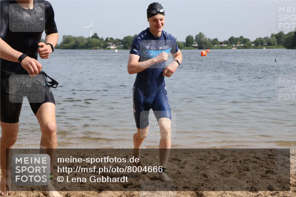15.06.2025 - 27. Vierlanden-Triathlon Lena Gebhardt http://msf.ph/oto/8004666 15.06.2025 09:59:56 Schwimmen 266, 351, 358 meine-sportfotos.de